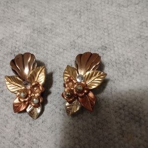 VINTAGE PAIR OF CLIP ON EARRINGS. BRONZE AND SILVER.